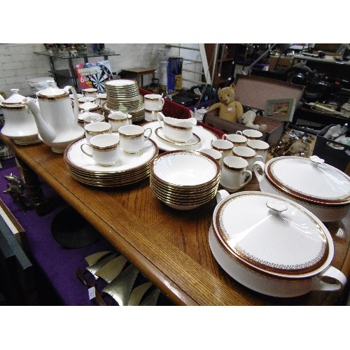 214 - LARGE ROYAL ALBERT 'HOLYROOD' DINNER, TEA & COFFEE SERVICE. 8 PERSON SETTINGS. ALSO TUREENS, CRUETS,... 