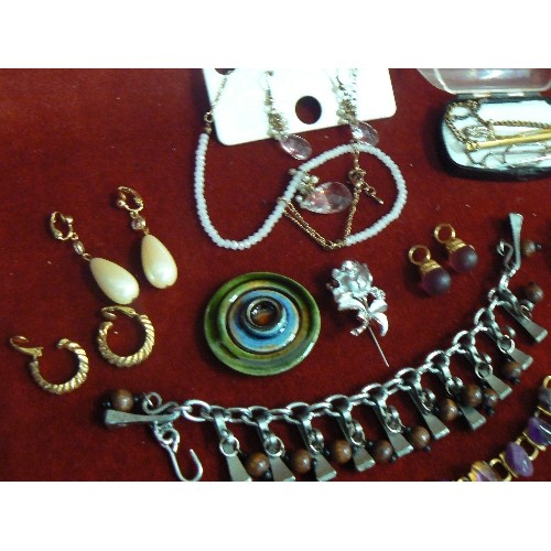 258 - COSTUME JEWELLERY, AND A SMALL BOX OF GEMSTONES.