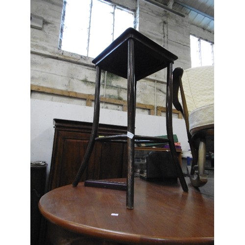 428 - TALL SQUARE OCCASIONAL TABLE WITH SPLAYED LEGS. DARK WOOD.