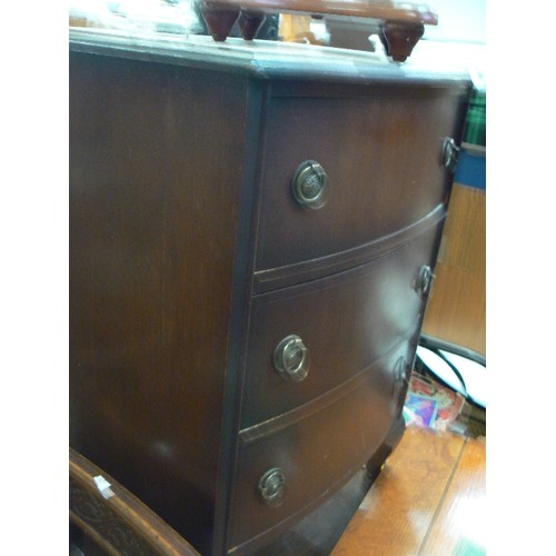 450 - SMALL BOW FRONT MAHOGANY 3 DRAWER CHEST/BEDSIDE. BRASS RING-PULL HANDLES.