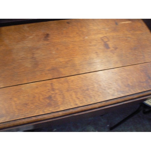 452 - OAK OVAL DROP-LEAF WITH BARLEY TWIST LEGS. NEEDS TINY TLC.