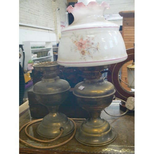 293 - PAIR OF BRASS OIL LAMPS. 1 HAS ELECTRIC CABLE CONVERSION, AND IS MISSING ITS GLASS GLOBE AND CHIMNEY