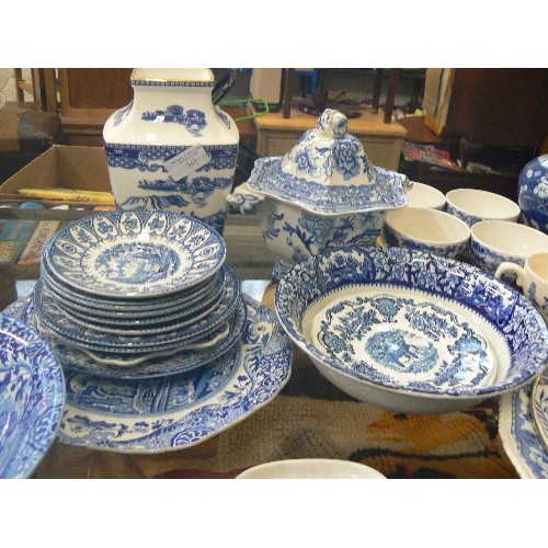 361 - LARGE BLUE & WHITE 'WILLOW PATTERN STYLE' POTTERY COLLECTION. PLATES, LIDDED JARS, BOWLS, VASES, JUG... 