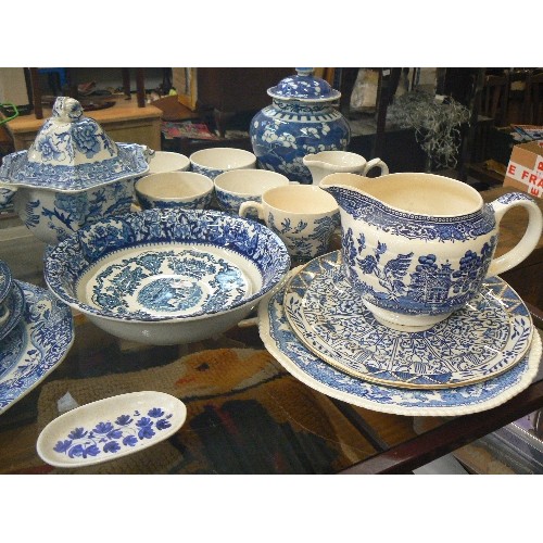 361 - LARGE BLUE & WHITE 'WILLOW PATTERN STYLE' POTTERY COLLECTION. PLATES, LIDDED JARS, BOWLS, VASES, JUG... 