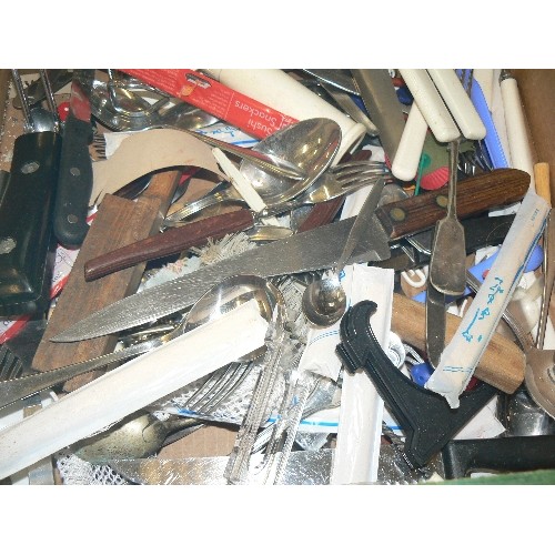 369 - QUANTITY OF MIXED KITCHEN COOKING UTENSILS & CUTLERY.