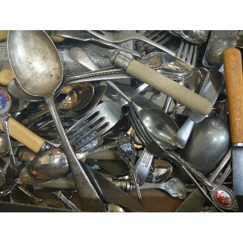 319 - LARGE QUANTITY OF VINTAGE TABLE CUTLERY & SOUVENIR SPOONS.