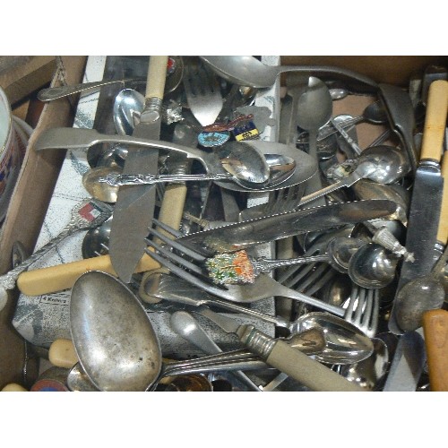 319 - LARGE QUANTITY OF VINTAGE TABLE CUTLERY & SOUVENIR SPOONS.