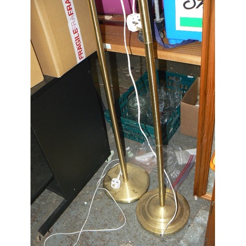 395 - 2 X BRUSHED BRASS STANDARD LAMPS WITH ADJUSTABLE SWIVEL ARM TOPS. 1 HAS CREAM SHADE.