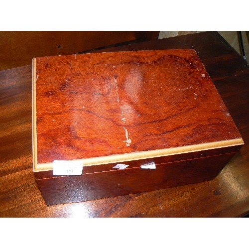 433 - WOODEN CIGAR HUMIDOR BOX, HYGROMETER.