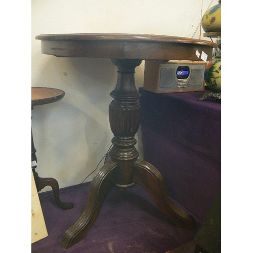 112 - CIRCULAR TABLE ON HEAVY TRIPOD BASE. VINTAGE.