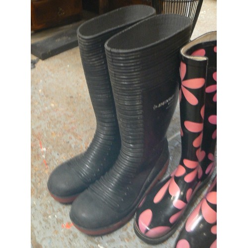 355 - DUNLOP WELLIES. HEAVY DUTY ACIFORT STEEL TOE-CAPPED BLACK 44/10, AND BLACK WELLIES WITH PINK FLOWERS... 