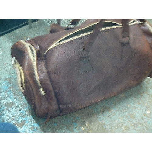 469 - LARGE BROWN LEATHER BARREL HOLDALL.