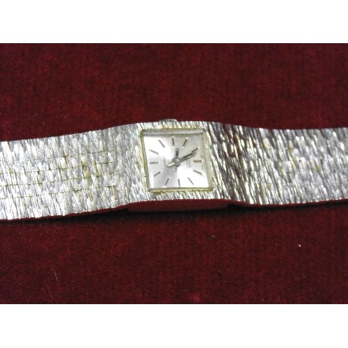 11 - VINTAGE SILVER METAL CLASSIC 17 JEWEL LADIES WATCH IN BOX