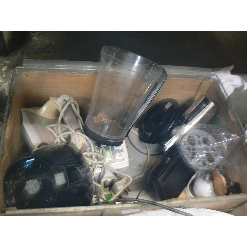 263 - MIXED BOX OF HOUSEHOLD & ELECTRICAL. INC LAMP, BLENDER, IRON, SHOE HORN ETC.