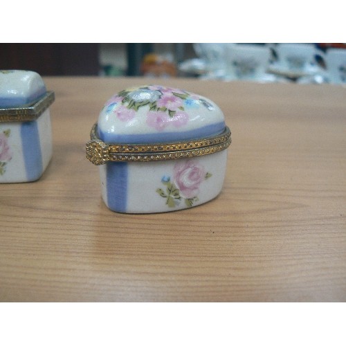 551 - SET OF 3 PORCELAIN TRINKET BOXES IN WHITE AND BLUE WITH FLOWERS