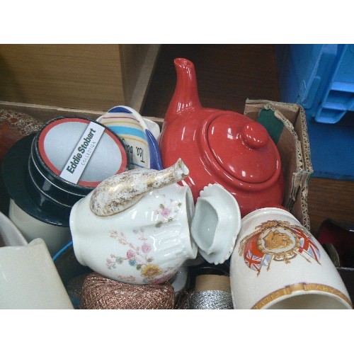 553 - BOX OF MIXED TO INCLUDE CHINA TEAPOT ON STAND, COMMEMORATIVE ITEMS, SHUDEHILL RESIN DECORATIVE TEAPO... 