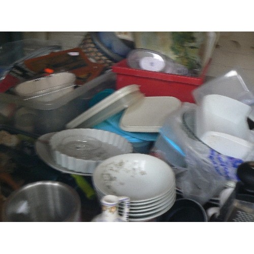 599 - BAY OF KITCHEN ITEMS - PLATES, BOWLS, SAUCEPANS, ETC