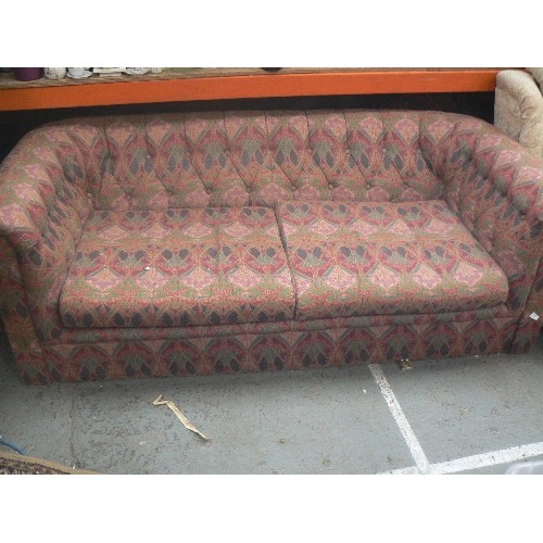 600 - A TWO SEATER CHESTERFIELD SOFA WITH BUTTON BACK AND ARMS. UPHOLSTERED IN LIBERTY OF LONDON LINEN UNI... 