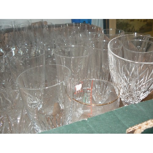 506 - LARGE QUANTITY OF GLASSWARE, INCLUDES HOUSEHOLD ITEMS, CAKE STANDS, BOWLS, JUGS ETC, ALSO DRINKING G... 