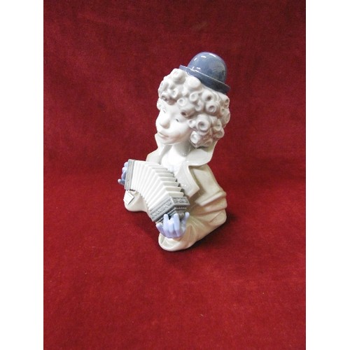 73 - LLADRO CLOWN  FINE MELODY(B) 010055855585, PLAYING ACCORDIAN/SQUEEZE BOX. WITH ORIGINAL BOX.