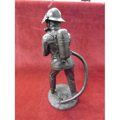 74 - FIREFIGHTER FIGURE. RESIN GOOD DETAIL