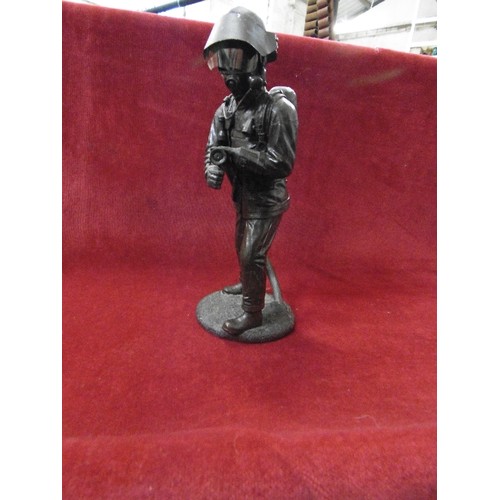 74 - FIREFIGHTER FIGURE. RESIN GOOD DETAIL