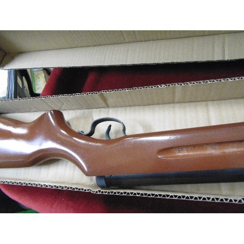 80 - SMK B2 AIR RIFLE. SINGLE SHOT SPRING RIFLE, WITH BOX. NEARLY NEW