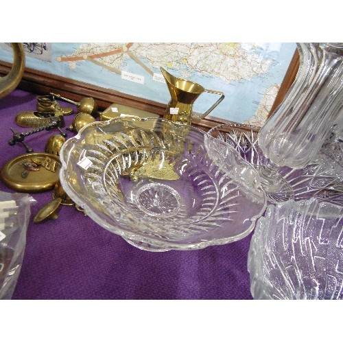 112 - GOOD QUALITY HEAVY LEAD CRYSTAL GLASS BOWLS AND VASES. 5 X LARGE TRIFLE/SALAD BOWLS, AND 2 X VASES.