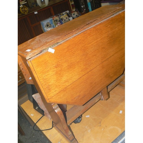 253 - UNUSUAL SMALL OAK SOUTHERLAND DROP-LEAF COFFEE/SIDE TABLE WITH CLEVER HINGE MECHANISM, AUTOMATIC SPR... 