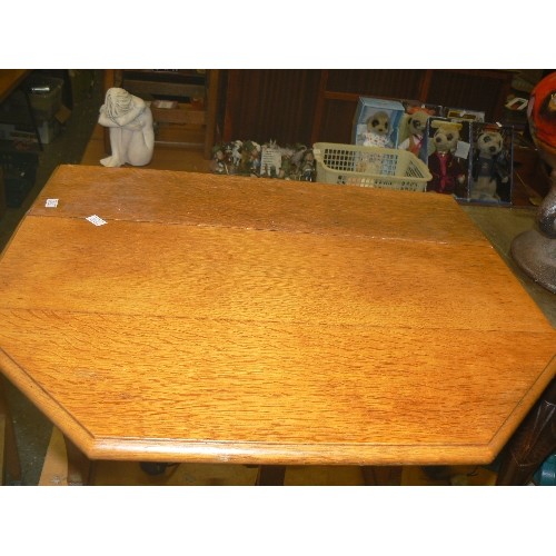 253 - UNUSUAL SMALL OAK SOUTHERLAND DROP-LEAF COFFEE/SIDE TABLE WITH CLEVER HINGE MECHANISM, AUTOMATIC SPR... 