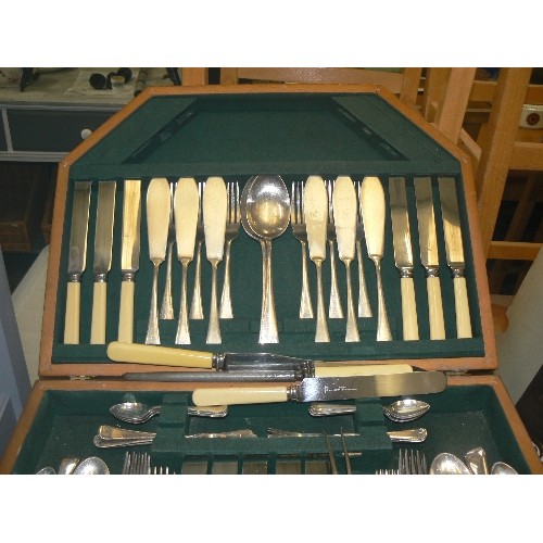 311 - LARGE ART-DECO CANTEEN OF CUTLERY IN WOODEN BOX OF THE PERIOD. FIRTH STAINLESS-SHEFFIELD. INC CARVIN... 