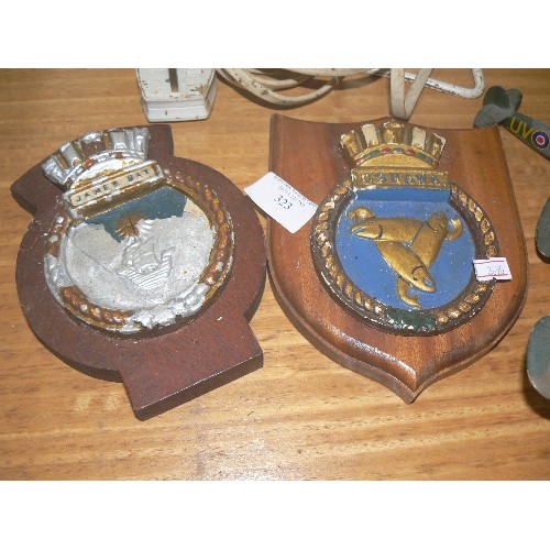 323 - 3 X SCALE MODEL WAR-PLANES. 2 X WALL PLAQUES 'JAMES BAY' AND 'OSHAWA' TOGETHER WITH A SMALL ELECTRIC... 