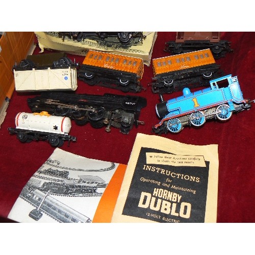 77 - BOX FULL OF MODEL RAILWAY ITEMS. INC VINTAGE HORNBY DUBLO ENGINES, ROLLING STOCK, BRIDGE, TRIANG CON... 