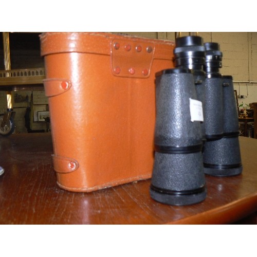 424 - PAIR OF FIELD BINOCULARS, IN LEATHER CASE. WITH LENS CAPS.