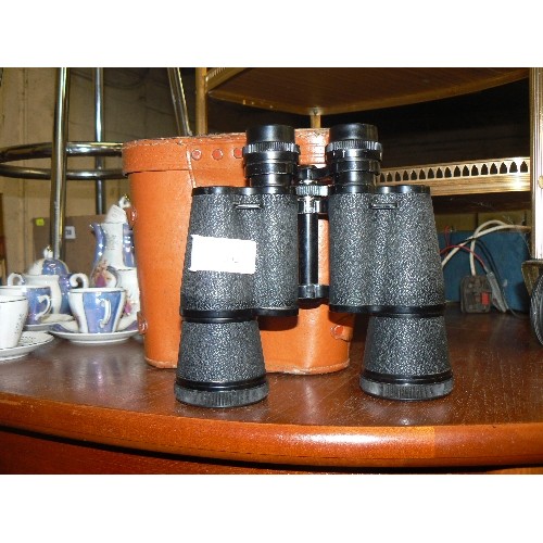 424 - PAIR OF FIELD BINOCULARS, IN LEATHER CASE. WITH LENS CAPS.