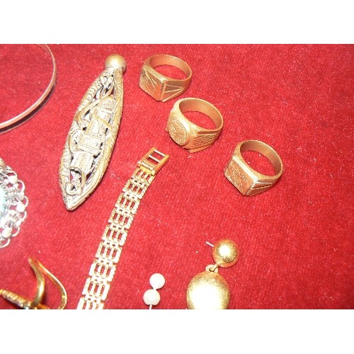 12 - BOX OF GOOD QUALITY COSTUME JEWELLERY - RINGS, BRACELET, PENDANTS ETC