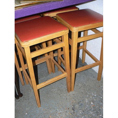 128A - SET OF 4 WOODEN KITCHEN STOOLS WITH FAUX LEATHER SEATS