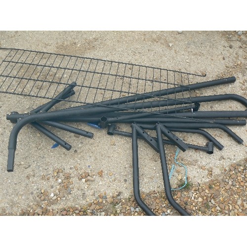 622 - 2 METAL CLOTHES RAILS