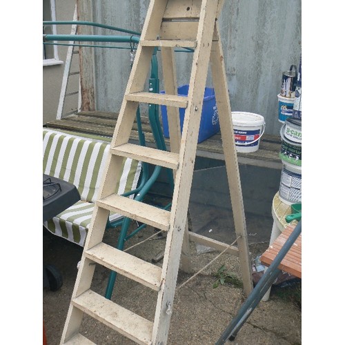 626 - WOODEN STEP LADDER