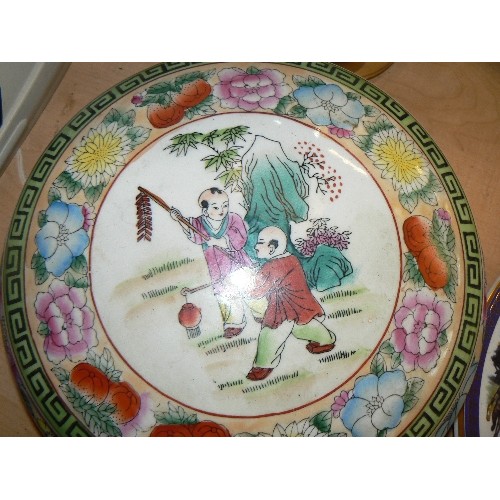 189 - LARGE CHINESE BOWL WITH LID. TRADITIONALLY DECORATED.