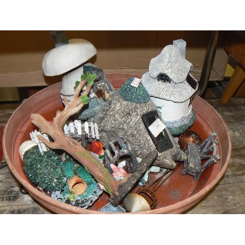 299 - COLLECTION OF SMALL SOLAR LAMPS, POND-SIDE ITEMS.