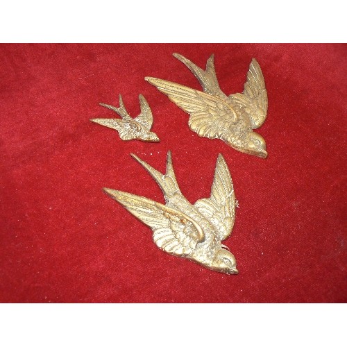 88 - 3 X VINTAGE BRASS GRADUATED SWALLOWS. WALL-HANGING.