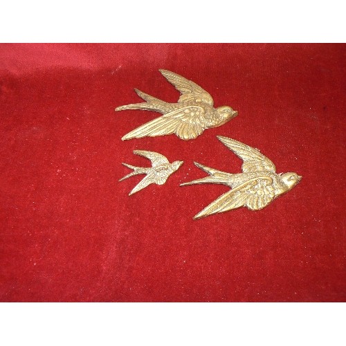 88 - 3 X VINTAGE BRASS GRADUATED SWALLOWS. WALL-HANGING.