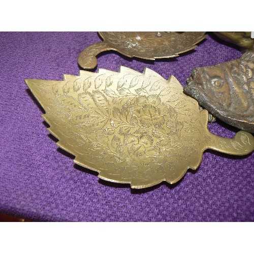 99 - SMALL VINTAGE BRASS ITEMS. FISH, LEAVES, TOBY JUGS ETC.