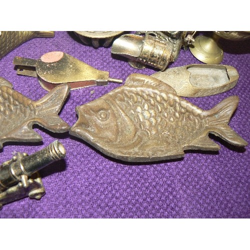 99 - SMALL VINTAGE BRASS ITEMS. FISH, LEAVES, TOBY JUGS ETC.