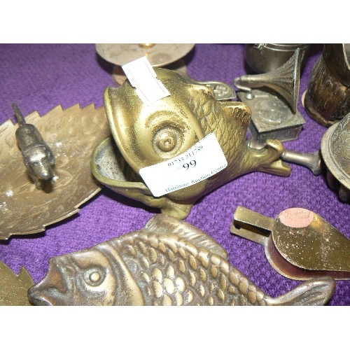 99 - SMALL VINTAGE BRASS ITEMS. FISH, LEAVES, TOBY JUGS ETC.