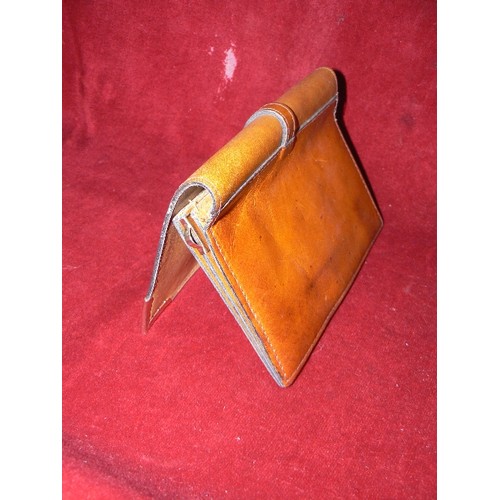 126 - TAN HIDE LEATHER PURSE. WITH BUCKLE DETAIL.