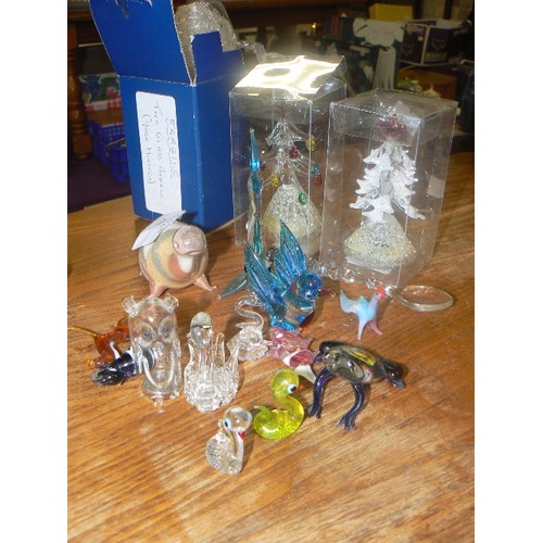 190 - COLLECTION OF MINIATURE GLASS ORNAMENTS. INCLUDES 2 GLASS ANGELS FROM YORK MINSTER, CRYSTAL CHRISTMA... 