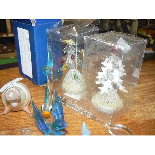 190 - COLLECTION OF MINIATURE GLASS ORNAMENTS. INCLUDES 2 GLASS ANGELS FROM YORK MINSTER, CRYSTAL CHRISTMA... 