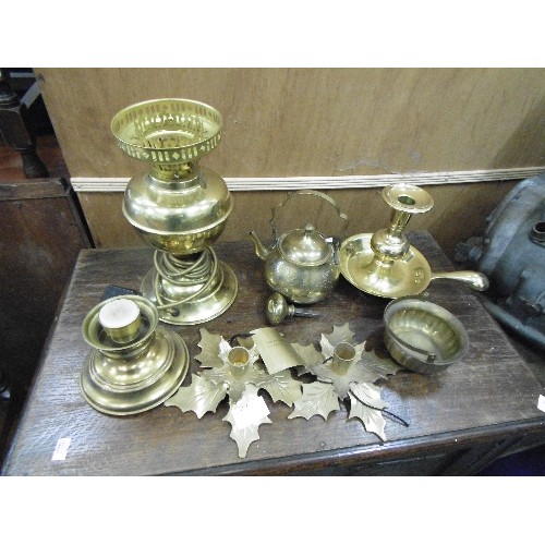 299 - BRASS CANDLE STICKS AND HOLDERS, INCLUDING A HEAVY WEE-WILLIE WINKIE CANDLE HOLDER, A PAIR OF HEAVY ... 